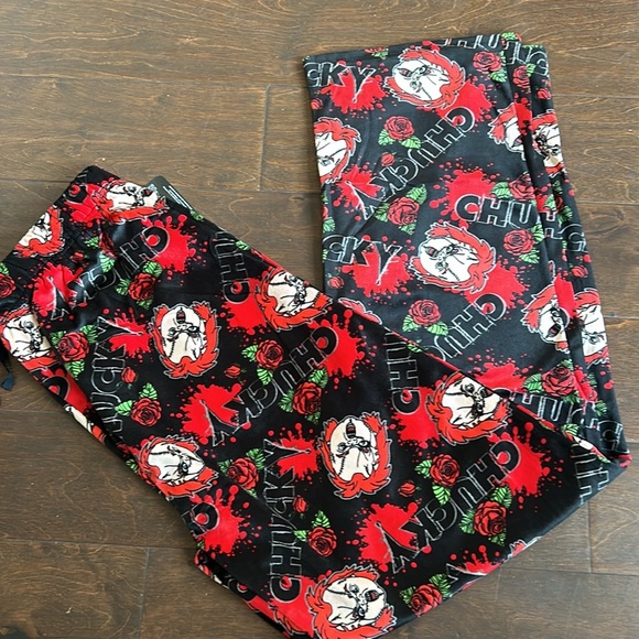 New Mens Halloween CHUCKY Roses Sz M Spooky Floral Velvet - Picture 2 of 2